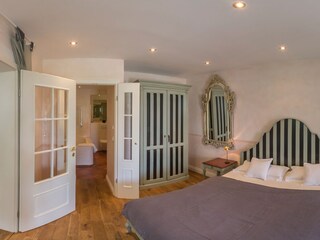 Schlafzimmer mit eigenem Badezimmer