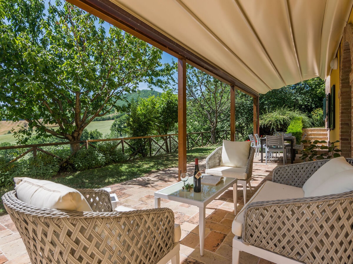 Villa Design - Veranda mit Tischen und Stühlen