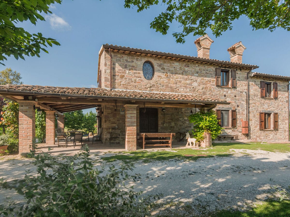 Villa Amata – Veranda mit Tisch und Stühlen