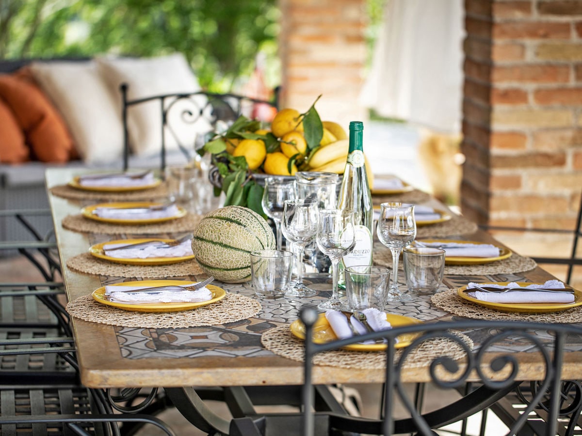 Villa Amata - Veranda mit Tisch, Stühlen und Sitzecke