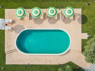 Villa Rosa - Pool with sunbeds and sun umbrellas
