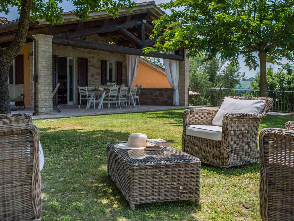 Casa Emanuela - Tisch und Stühle für den Außenbereich