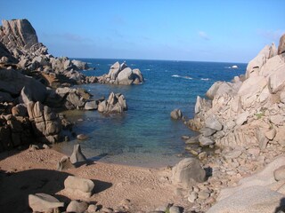 Kleines Strand in Punta Falcone (in der Nähe)
