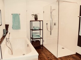 Badezimmer mit Dusche