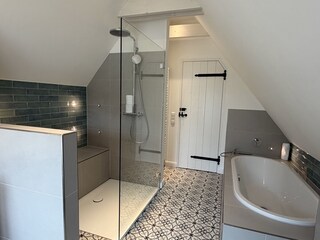 Regendusche mit Bank u.Möglichkeit zum Entspannungsbad