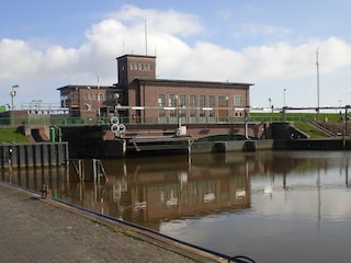 Schleuse zum Außenhafen, Schöpfwerk