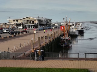 Wattkieker und Hafen bei Ebbe