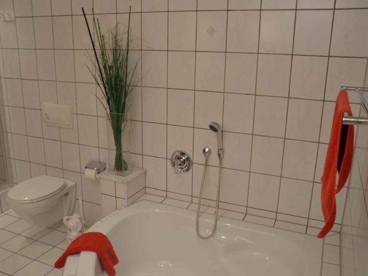 geräumiges Bad mit Eckbadewanne