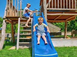 Spielturm mit Schaukel, Rutsche und Sandkasten