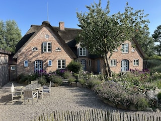 Der Hofplatz ist der perfekte Ort für die Abendsonne
