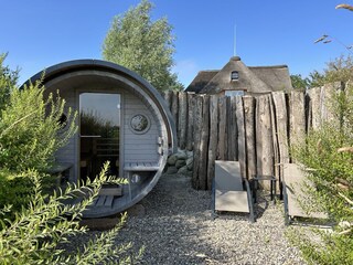 Die Fasssauna lädt zur Entspannung ein