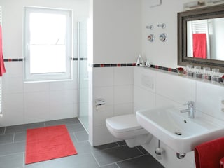 großes Bad mit Dusche