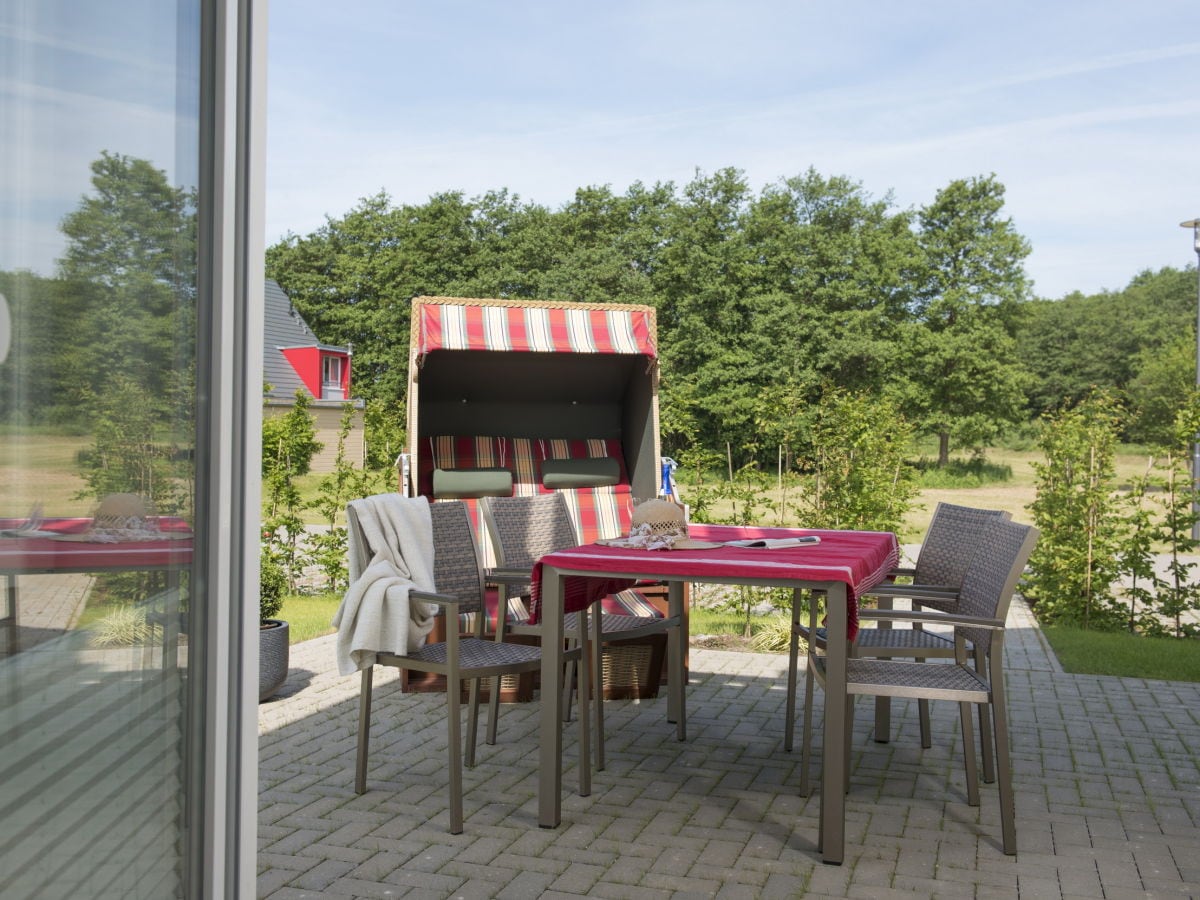 große Terrasse mit Strandkorb und Gartenmöbeln