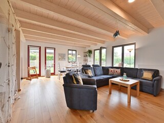 Wohnbereich mit angrenzender Terrasse