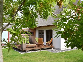 Terrasse mit Sonnenliegen und Gartenmöbeln