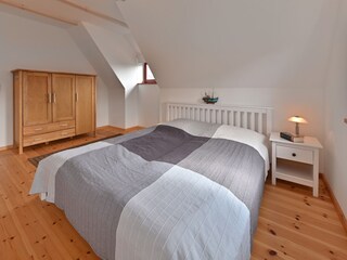 Schlafzimmer mit Doppelbett