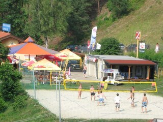 Blick vom Haus auf den Volleyballplatz im Strandbad