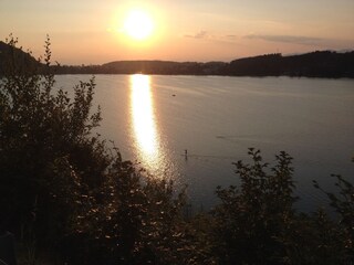 Stand up paddeln im Abendsonnenschein