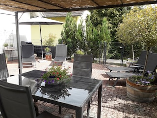 50 qm Terrasse mit Sonnen-Pavillon, komplett eingezäunt