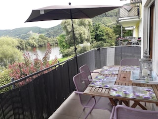 Frühstück auf dem Balkon mit Moselblick