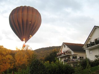 Ballonfahrer über dem Hausgarten