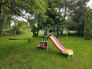 Spielplatz für die Kinder im Garten