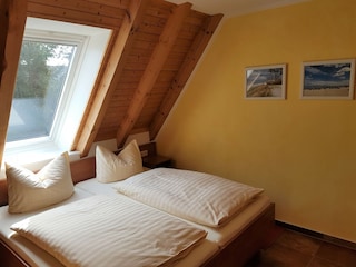 Schlafzimmer DG mit 2 Betten