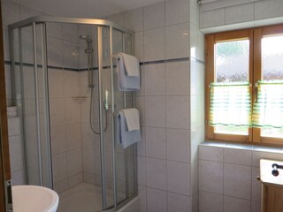 Bad mit Fenster/Sichtschutz