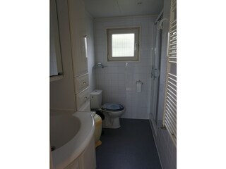 Badezimmer mit WC und Waschbecken