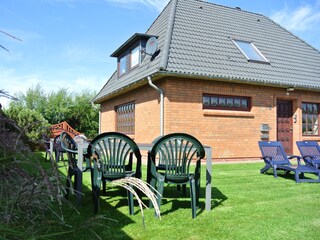 Im Garten finden Sie viele Sitzgelegenheiten