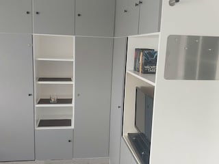 Wohnzimmer mit vielen Staumöglichkeiten