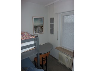 Schlafzimmer mit kleinem Tisch
