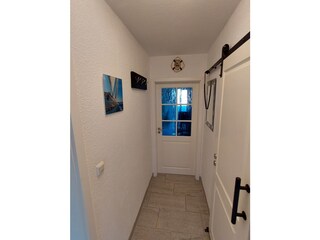 Flur, rechts Schlafzimmer, links Bad