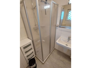 Bad mit Dusche und Waschbecken