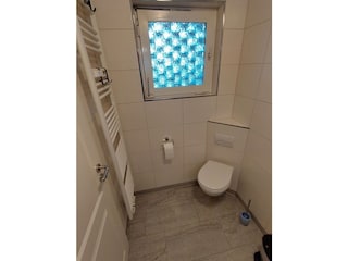 Bad mit Handtuchheizkörper und WC