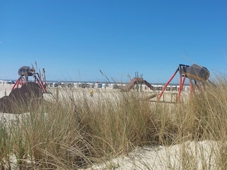Dünenlandschaft mit Strandspielplatz
