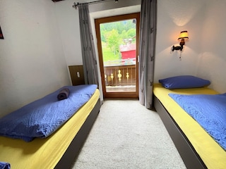 Schlafzimmer 2 - Balkon - 2 Einzelbetten