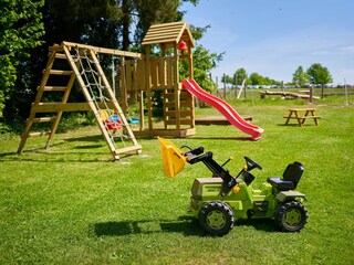 Spielgerät und Picknickplatz bei den Ziegen
