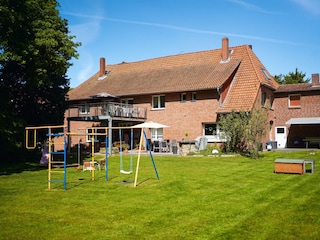 Spielwiese und Klettergerüst