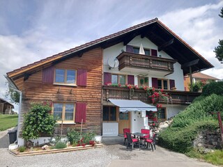 Gästehaus mit Terrasse und ganz oben die Ferienwohnung