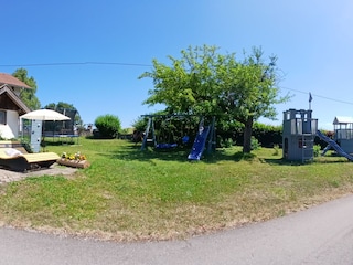 Der grosse Garten mit Spielplatz und Liege