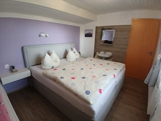 Schlafzimmer mit Waschbecken