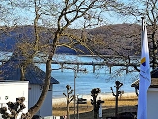 Blick aus dem Fenster im Schlafraum