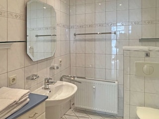 Badezimmer mit Dusche