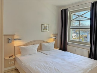 Schlafzimmer mit Doppelbett..