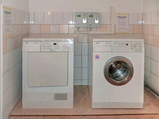 Waschmaschine und Trockner im Haus