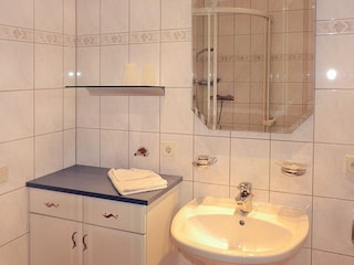 Dusche, WC und Waschtisch