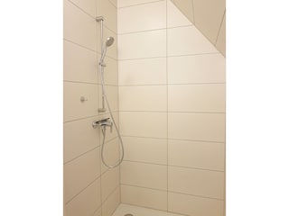 2.Badezimmer mit Dusche und WC im Dachgeschoss