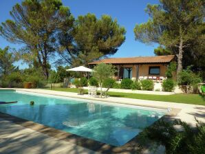 Schöne Villa in Saint-Siffret mit Swimmingpool