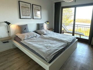 Großes Schlafzimmer mit Seeblick